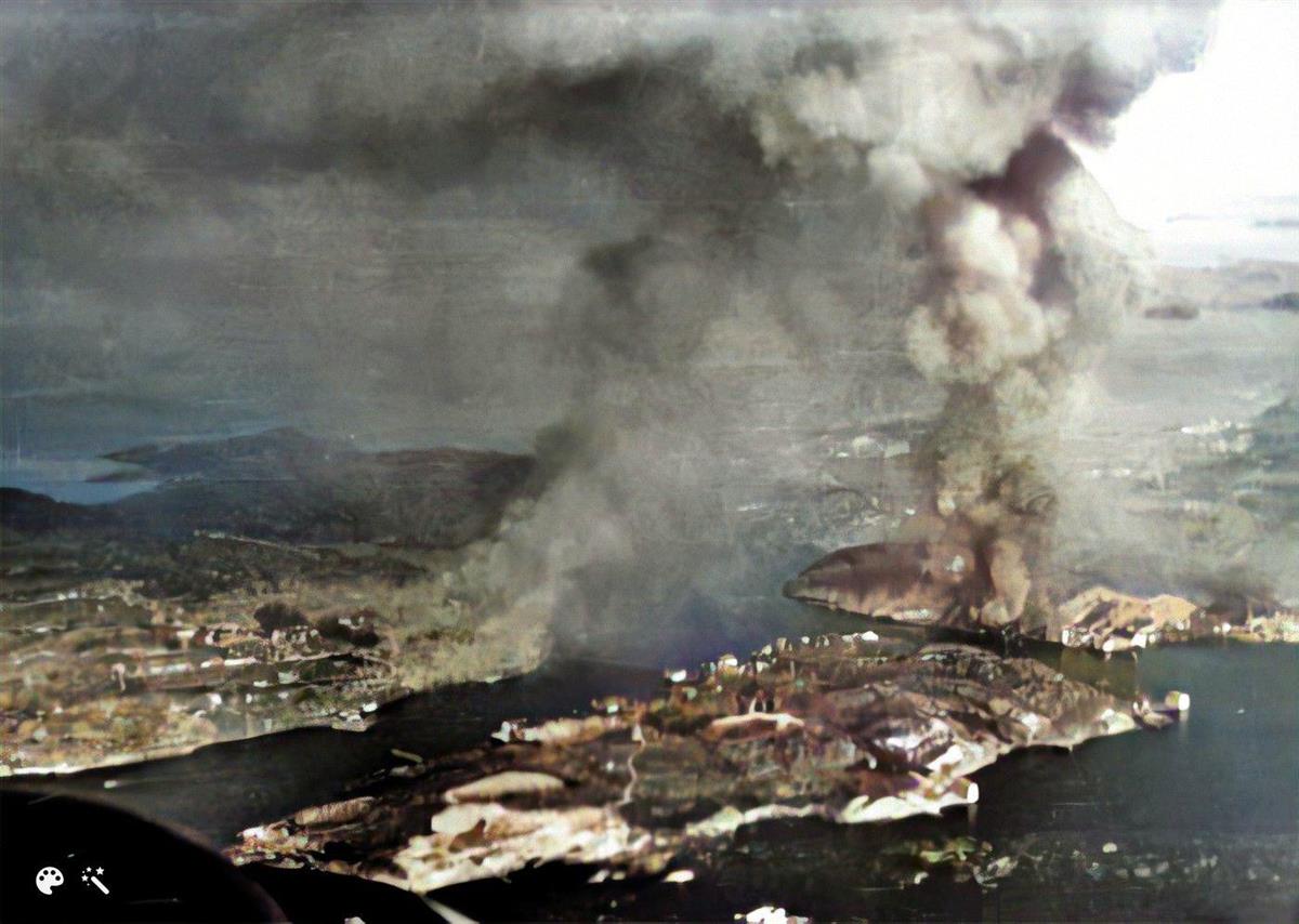 Flyfoto fra bombingen av Kristiansund - Klikk for stort bilde