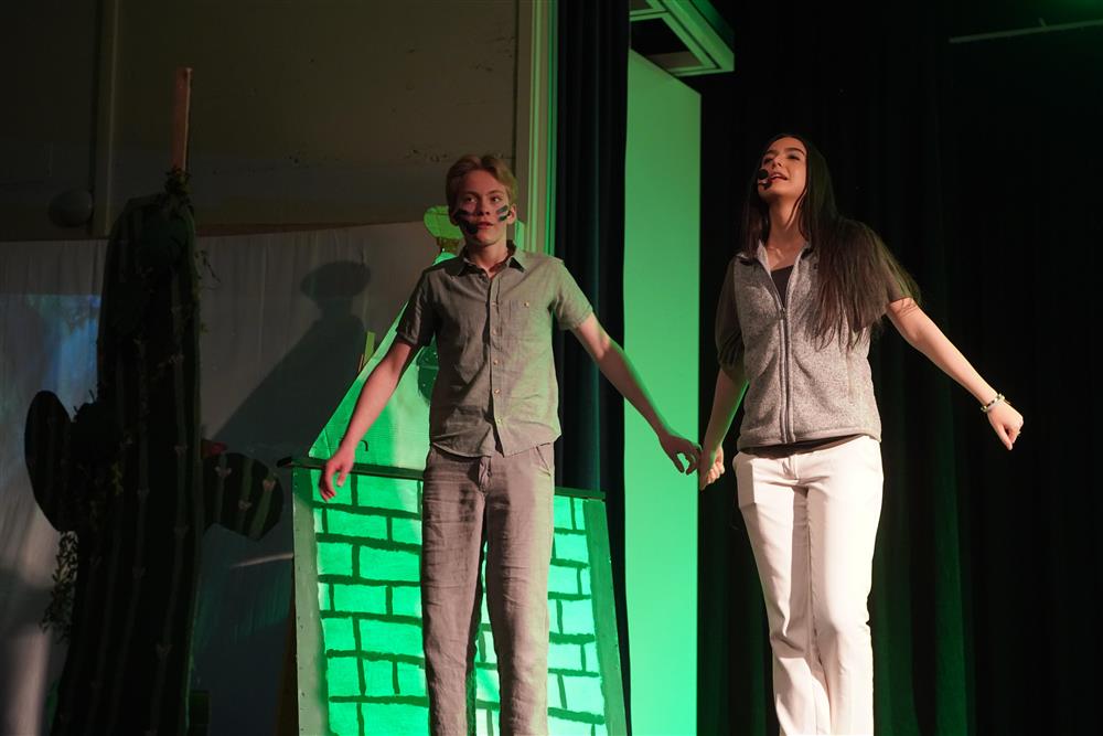 9b fremførte Jumanji på scenen - Klikk for stort bilde