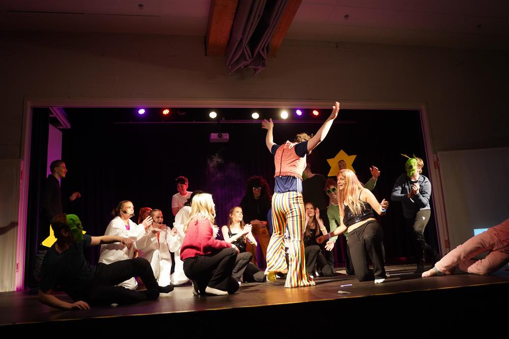 10d fremførte Drømmeveien på scenen - Klikk for stort bilde