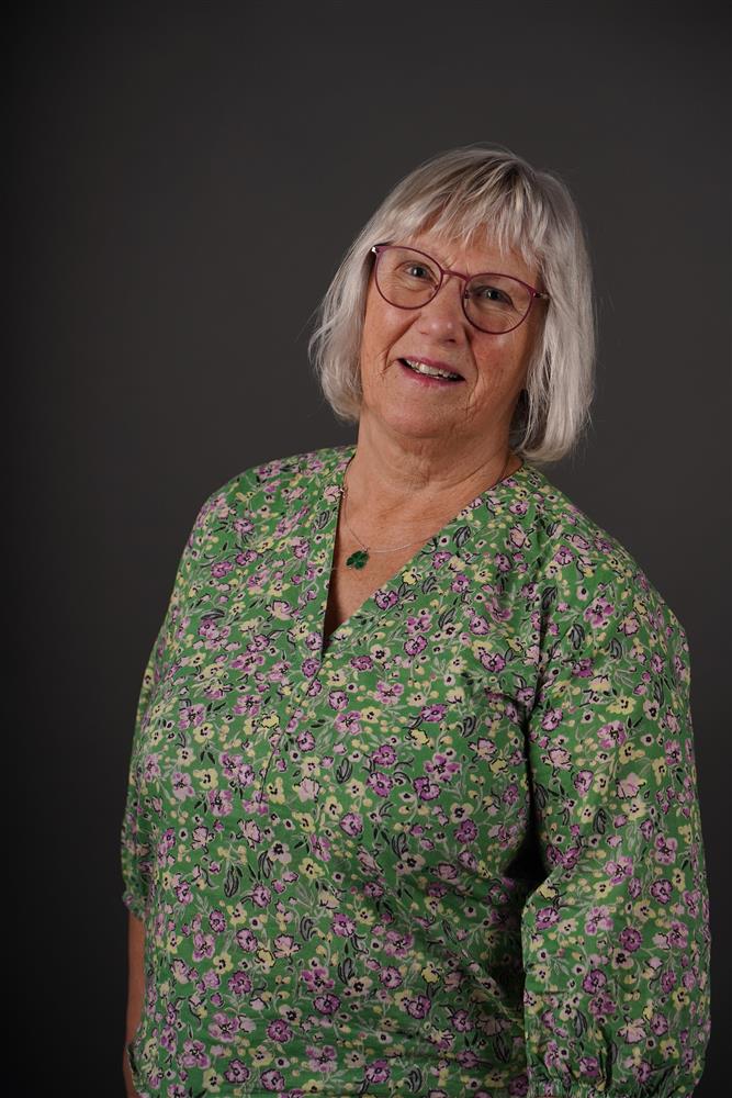 Portrettbilde av bystyremedlem med grå bakgrunn - Klikk for stort bilde