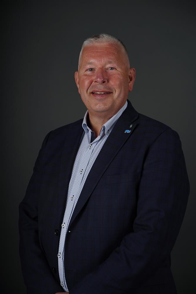 Portrettbilde av bystyremedlem med grå bakgrunn - Klikk for stort bilde