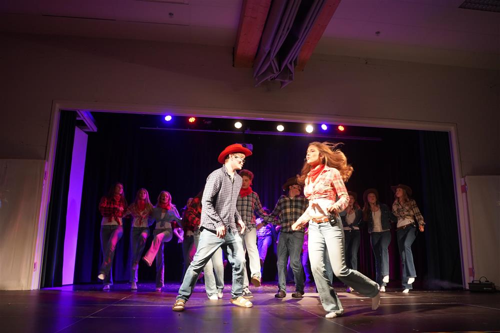 9b fremførte et stykke om kjærlighet i westernstil på scenen - Klikk for stort bilde