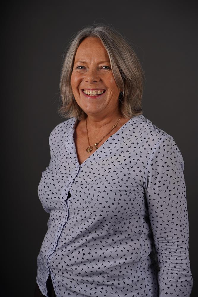 Portrettbilde av bystyremedlem med grå bakgrunn - Klikk for stort bilde