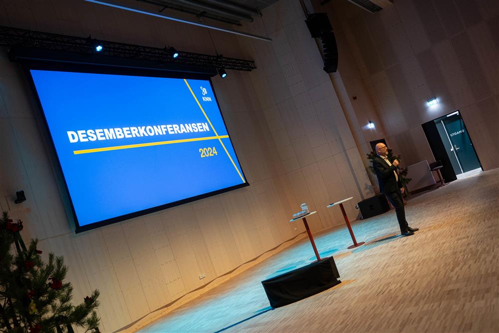 folk innendørs konferansesal - Klikk for stort bilde