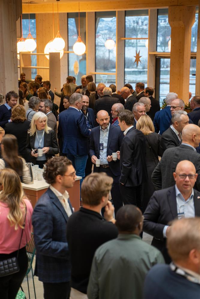 folk innendørs konferansesal - Klikk for stort bilde