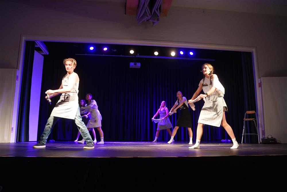 10b fremførte Annie på scenen - Klikk for stort bilde