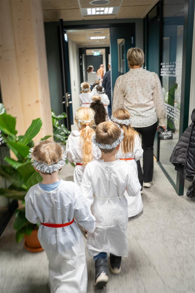 barn lucia innendørs - Klikk for stort bilde