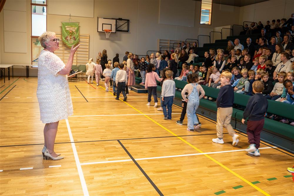 folk innendørs gymsal - Klikk for stort bilde