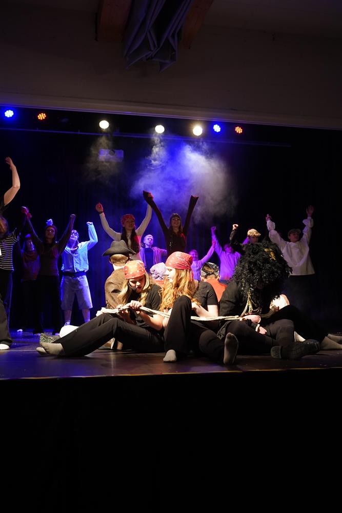 8c fremførte Kaptein Sabeltann på scenen - Klikk for stort bilde