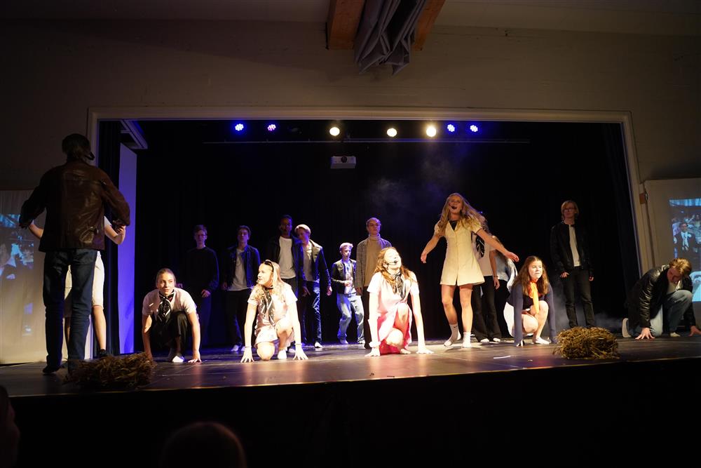 10c fremførte Grease på scenen - Klikk for stort bilde