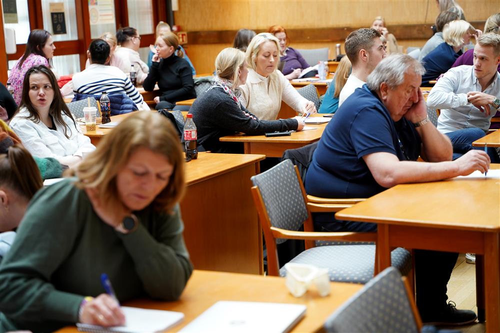 Mange deltar på videreutdanning innen velferdsteknologi dette året. Gruppediskusjoner er en viktig del av læringsformen i tillegg til forelsninger. - Klikk for stort bilde