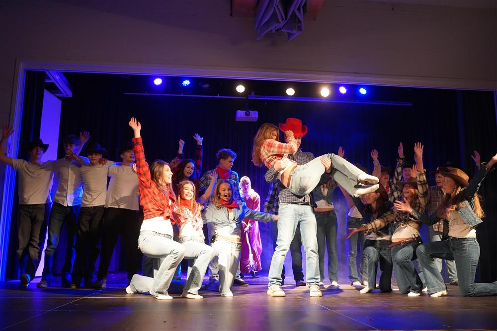 9b fremførte et stykke om kjærlighet i westernstil på scenen - Klikk for stort bilde