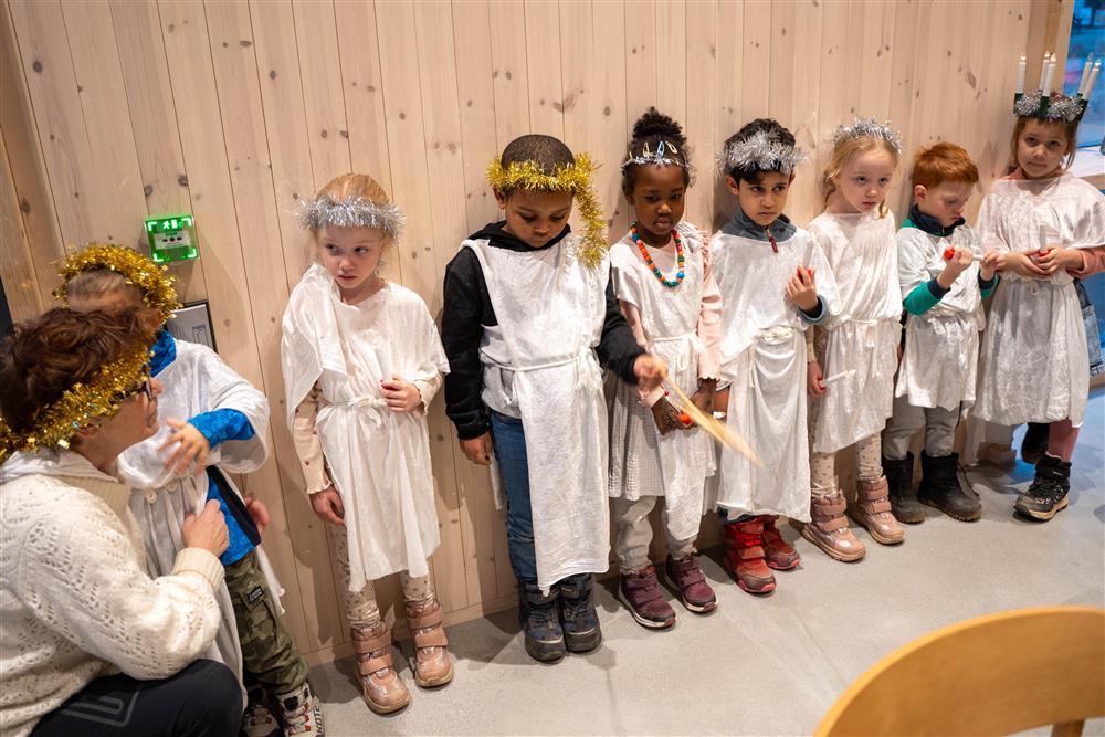 barn lucia innendørs - Klikk for stort bilde