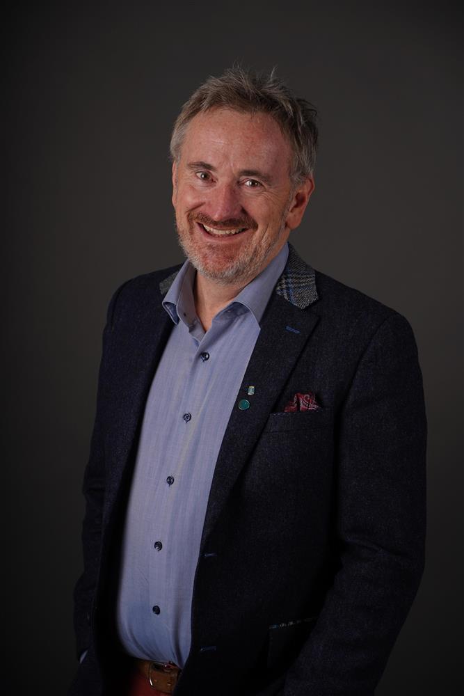 Portrettbilde av bystyremedlem med grå bakgrunn - Klikk for stort bilde