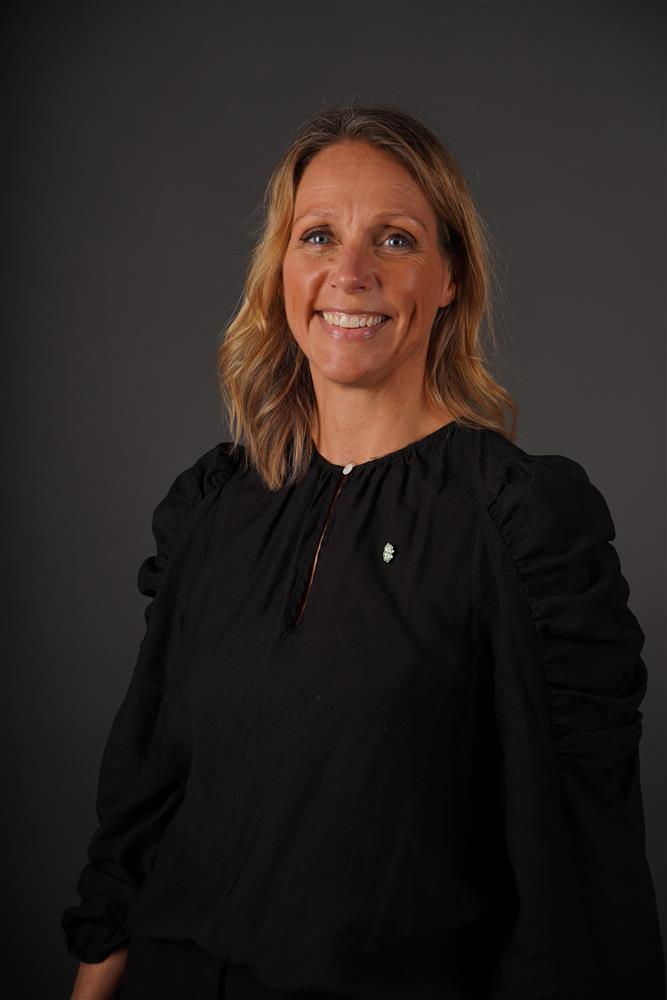 Portrettbilde av bystyremedlem med grå bakgrunn - Klikk for stort bilde