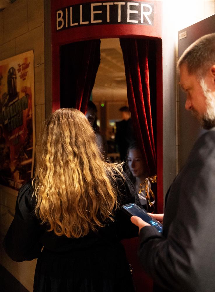 folk scene sal - Klikk for stort bilde