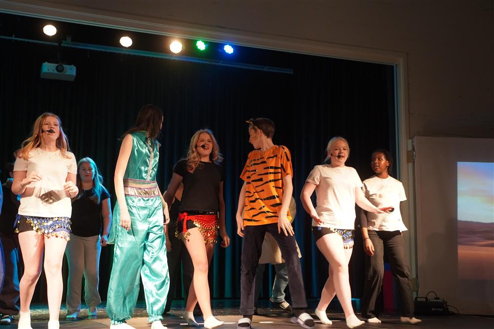 8b fremførte Aladding på scenen - Klikk for stort bilde