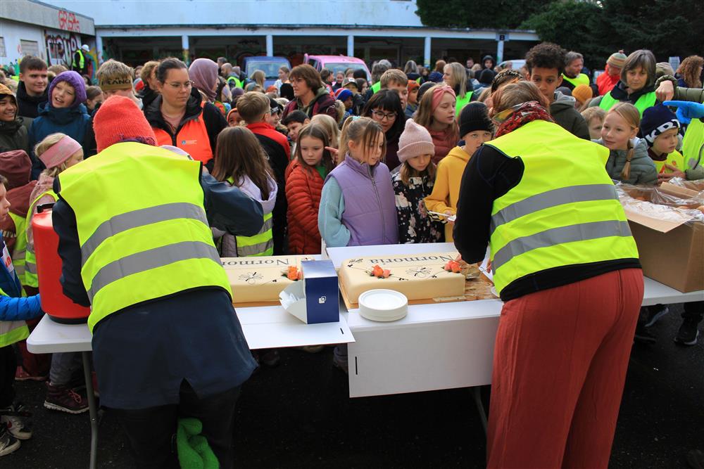 Normoria - markering av starten for riving av gamle Langveien ungdomsskole. Kake til alle!  - Klikk for stort bilde