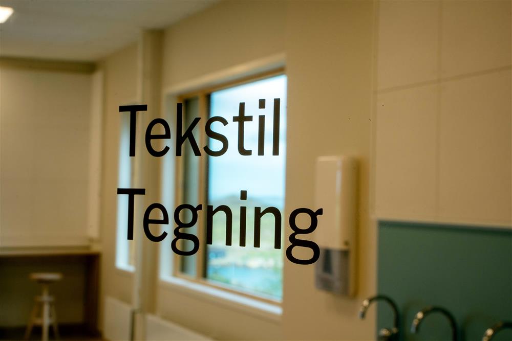 interiør og eksteriør fra nybygd skole - Klikk for stort bilde