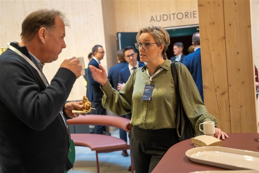 folk innendørs konferansesal - Klikk for stort bilde