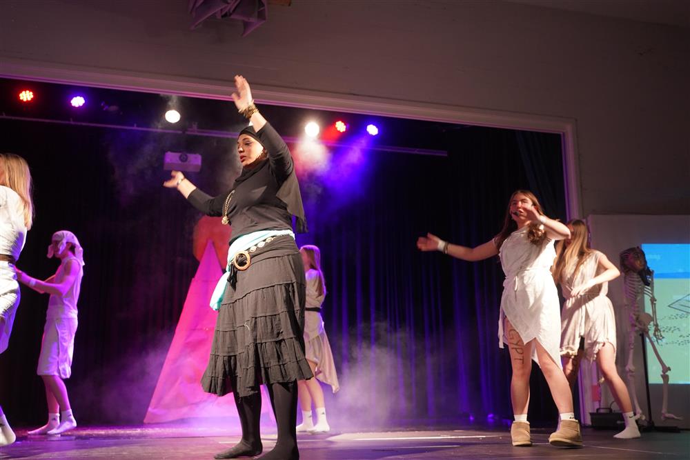 10a fremførte Egyptisk aften på scenen - Klikk for stort bilde