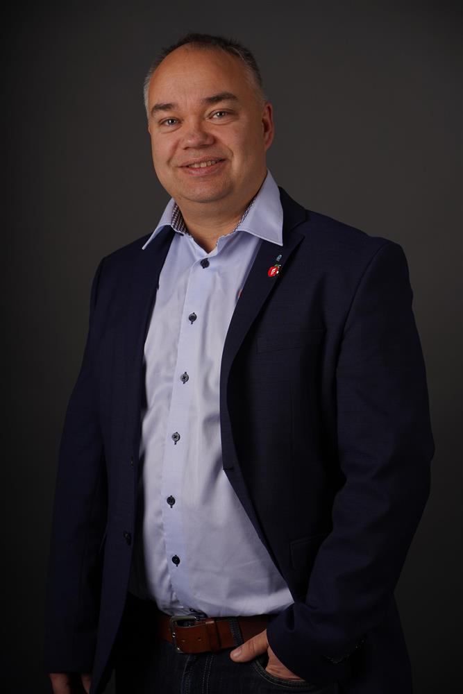 Portrettbilde av bystyremedlem med grå bakgrunn - Klikk for stort bilde