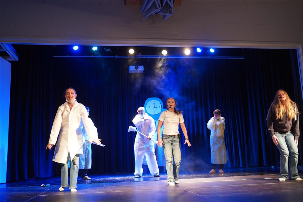 9c viste hva som skjer når du bruker en tidsmaskin, fra scenen - Klikk for stort bilde