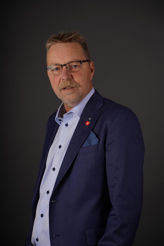 Portrettbilde av bystyremedlem med grå bakgrunn - Klikk for stort bilde