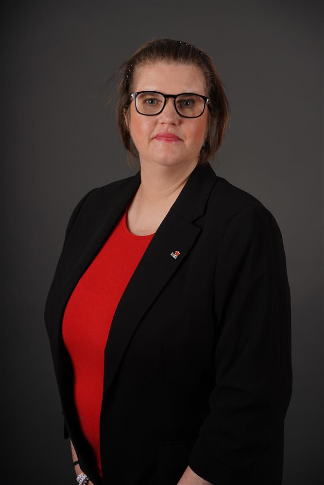 Portrettbilde av bystyremedlem med grå bakgrunn - Klikk for stort bilde