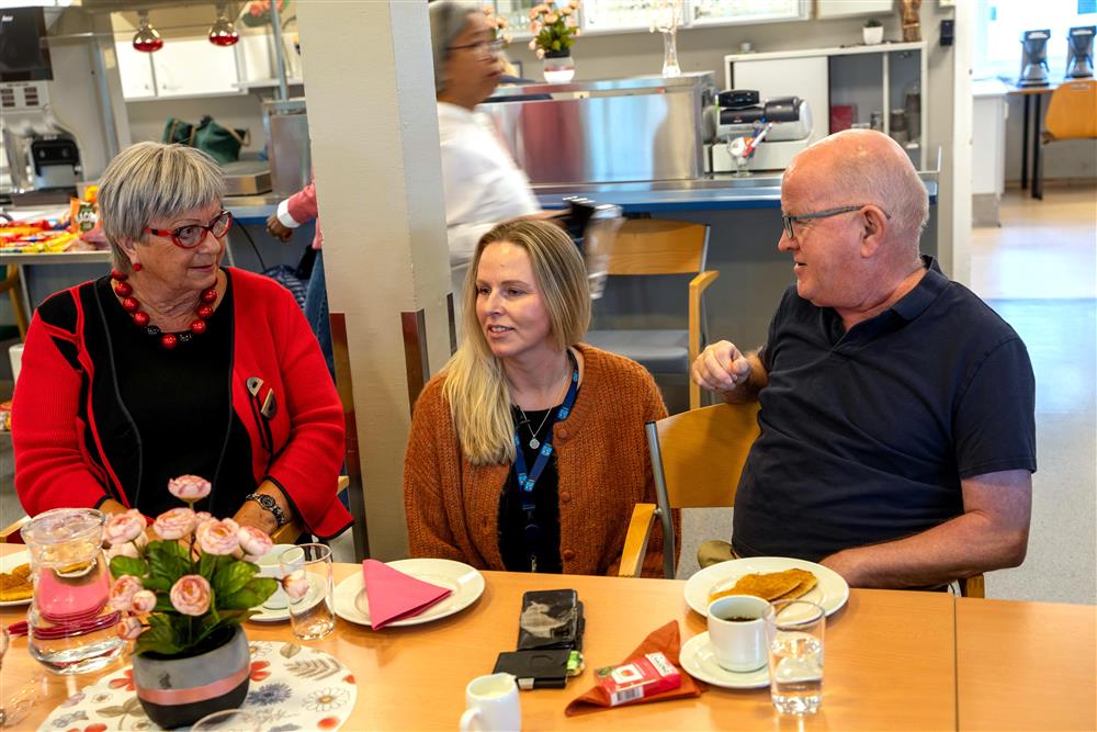 folk innendørs med vafler og kaffe - Klikk for stort bilde