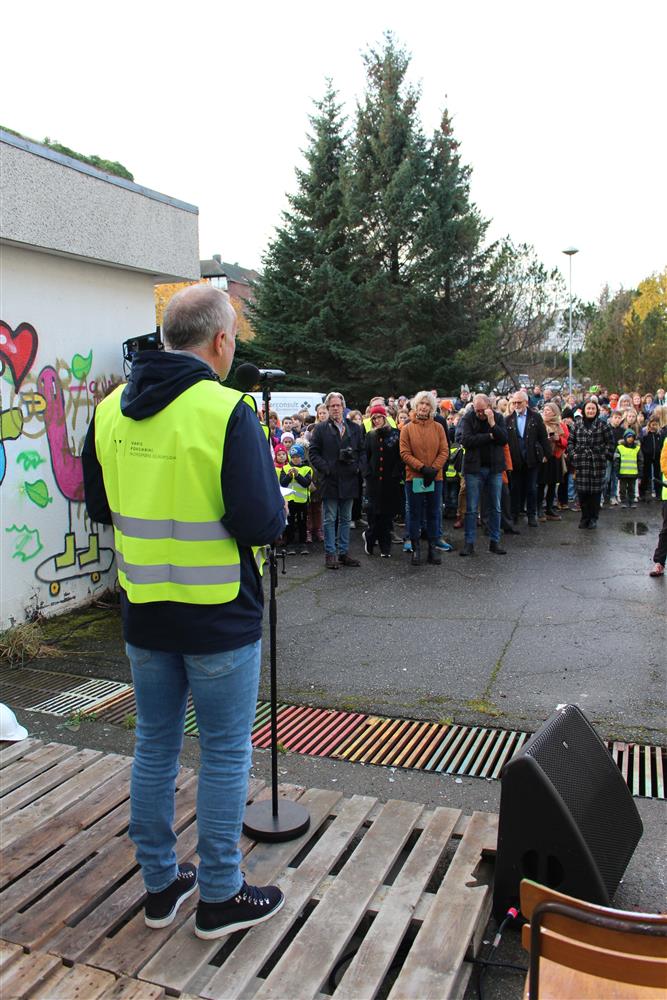 Normoria - markering av starten for riving av gamle Langveien ungdomsskole. Tale ved ordfører Kjell Neergaard. - Klikk for stort bilde