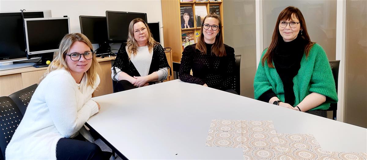 4 damer rundt et bord - Klikk for stort bilde