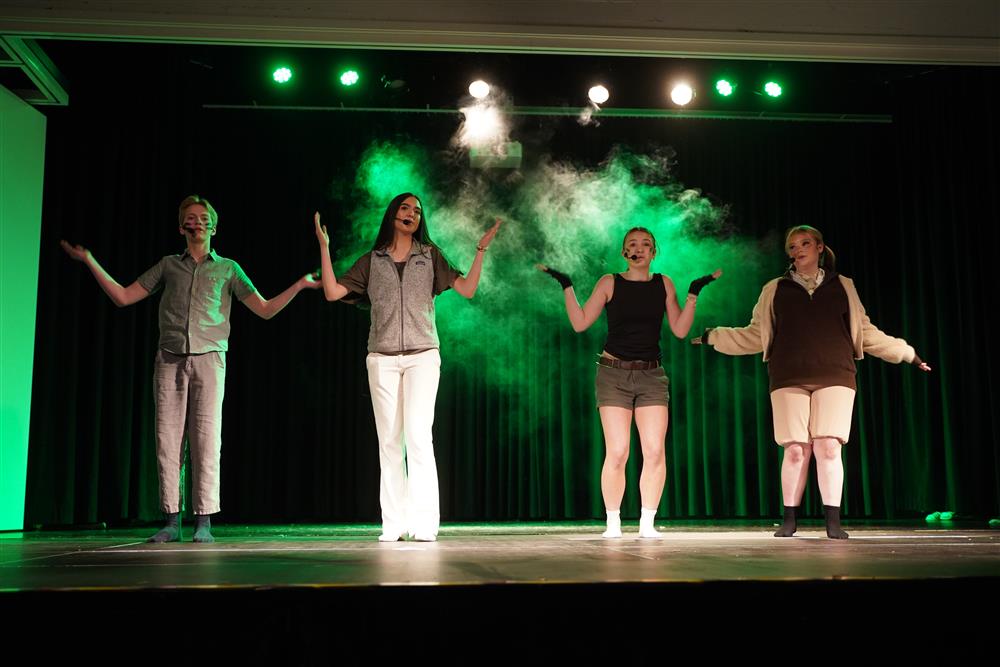 9b fremførte Jumanji på scenen - Klikk for stort bilde