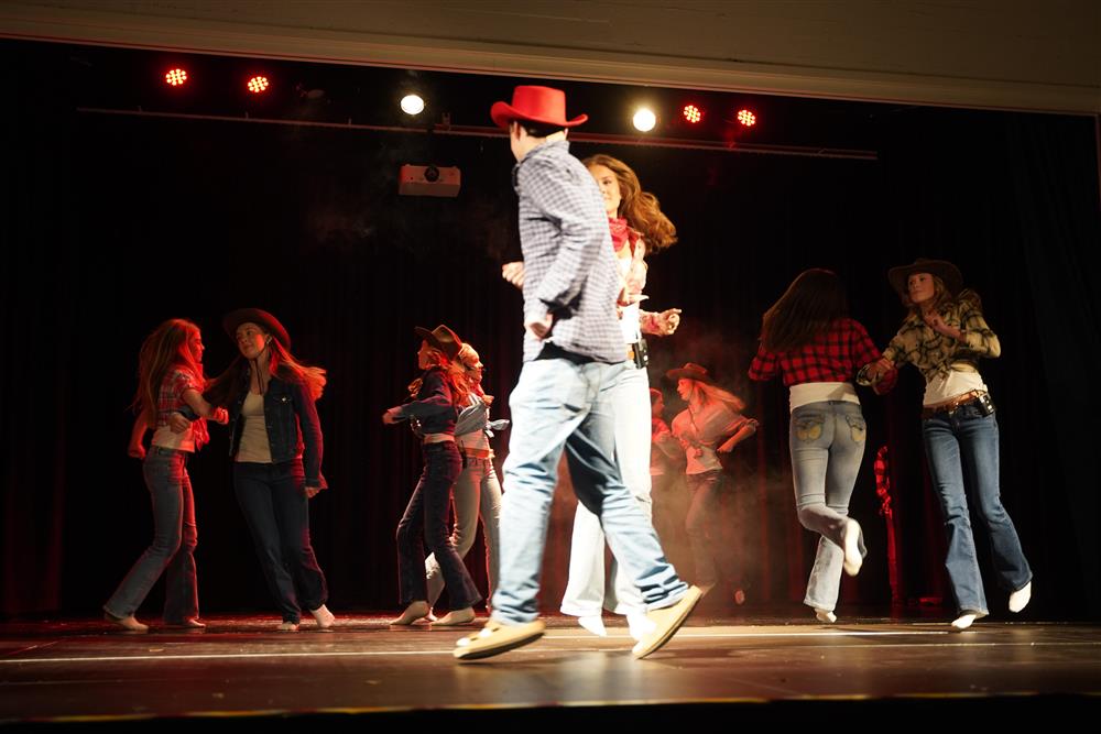 9b fremførte et stykke om kjærlighet i westernstil på scenen - Klikk for stort bilde