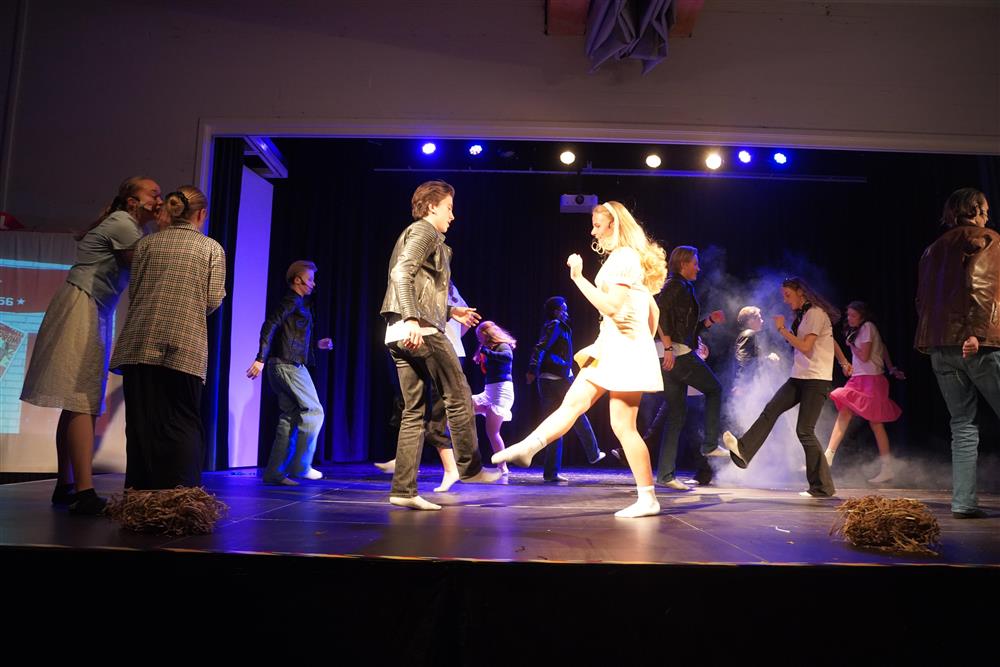10c fremførte Grease på scenen - Klikk for stort bilde