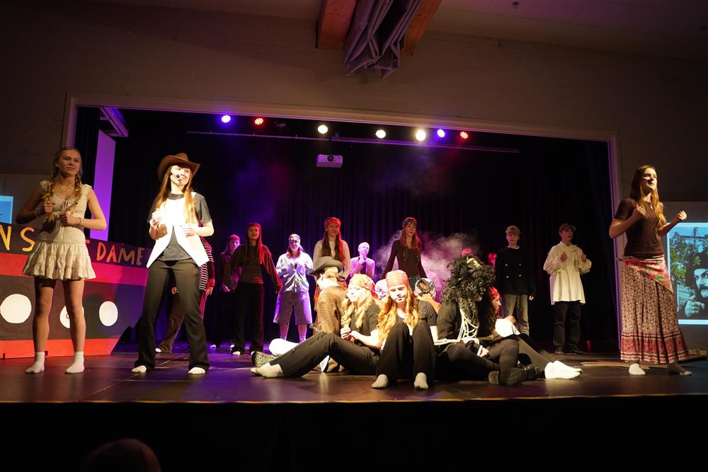 8c fremførte Kaptein Sabeltann på scenen - Klikk for stort bilde