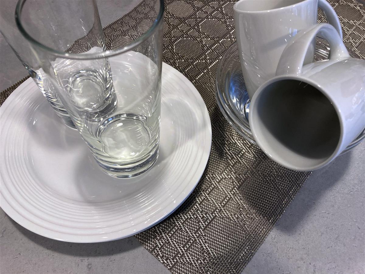 Illustrasjonsfoto møbler og kopper og kar. - Klikk for stort bilde
