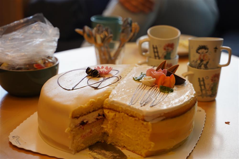 Todelt kake, bløtkake og romkake med Karius og Baktus kobber i bakgrunnen - Klikk for stort bilde