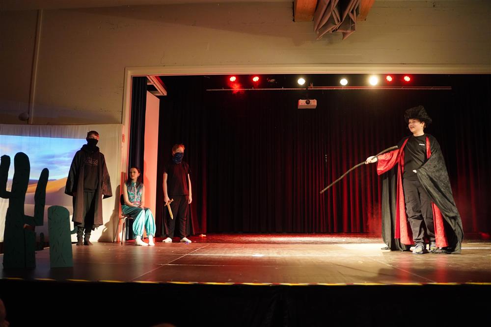 8b fremførte Aladding på scenen - Klikk for stort bilde