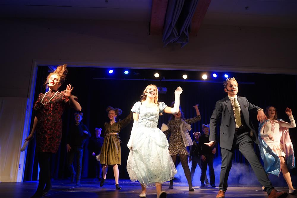 8d fremførte Nattens glassko på scenen - Klikk for stort bilde