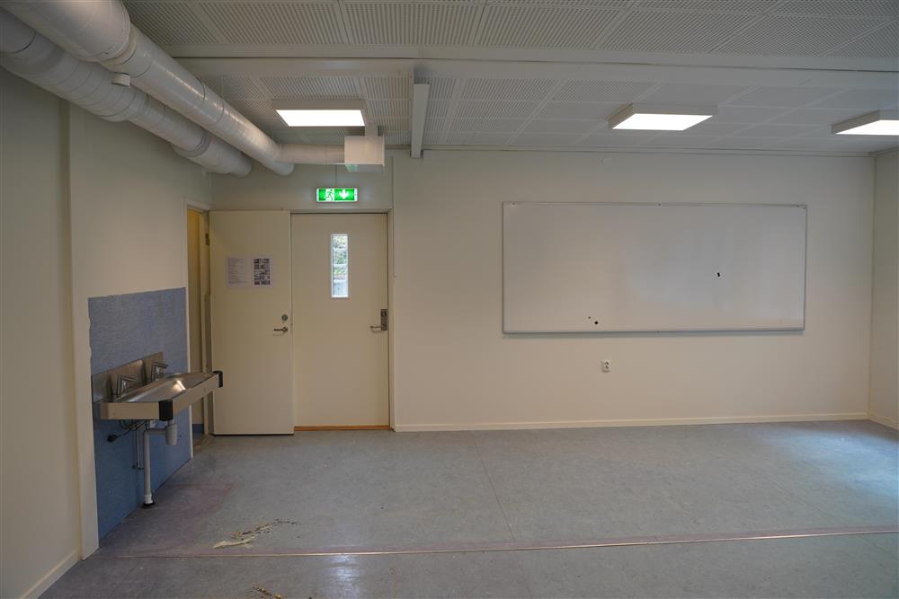 Det ene klasserommet i modulbygget har vask og whitebord bak i rommet - Klikk for stort bilde