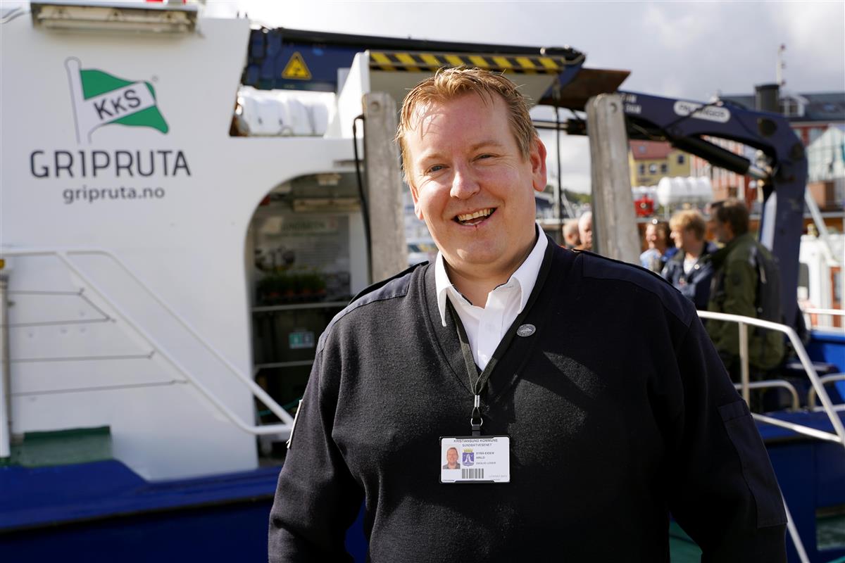Daglig leder i Kristiansund kommunale Sundbåtvesen Arild Dybå-Eidem er glad for å kunne tilby tur til Grip for både lokale og tilreisende i den nye båten Kvikk. - Klikk for stort bilde