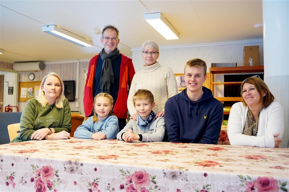 Fra høyre Marianne Flessen, Magnus Hendseth, Even Totev, Tale Langaas, Synne Lund, Berit Ulriksborg og Kjell Arne Haugan bak - Klikk for stort bilde