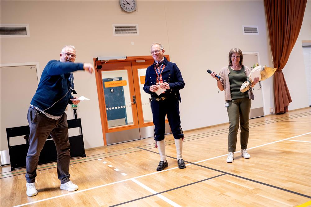 folk innendørs gymsal - Klikk for stort bilde