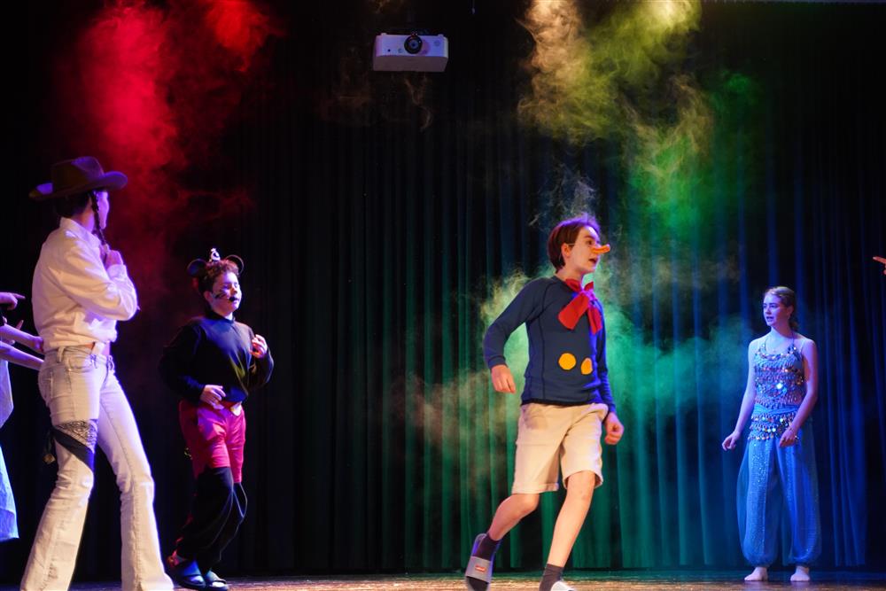 8a fremførte jakten på disneymagien på scenen - Klikk for stort bilde