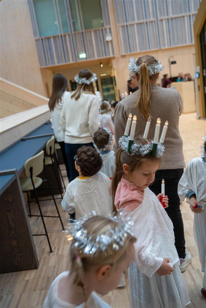 barn lucia innendørs - Klikk for stort bilde