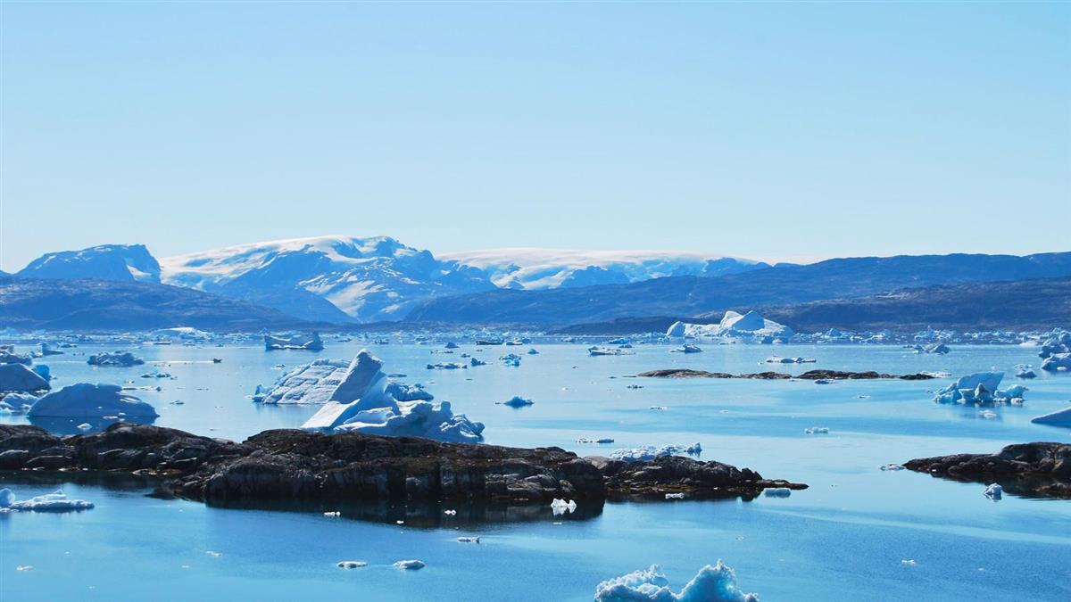 Bilde av isbre og isfjell i et arktisk område. - Klikk for stort bilde