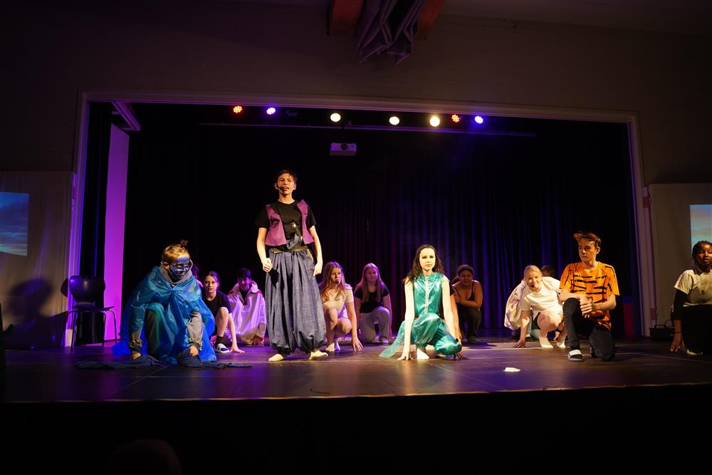 8b fremførte Aladding på scenen - Klikk for stort bilde