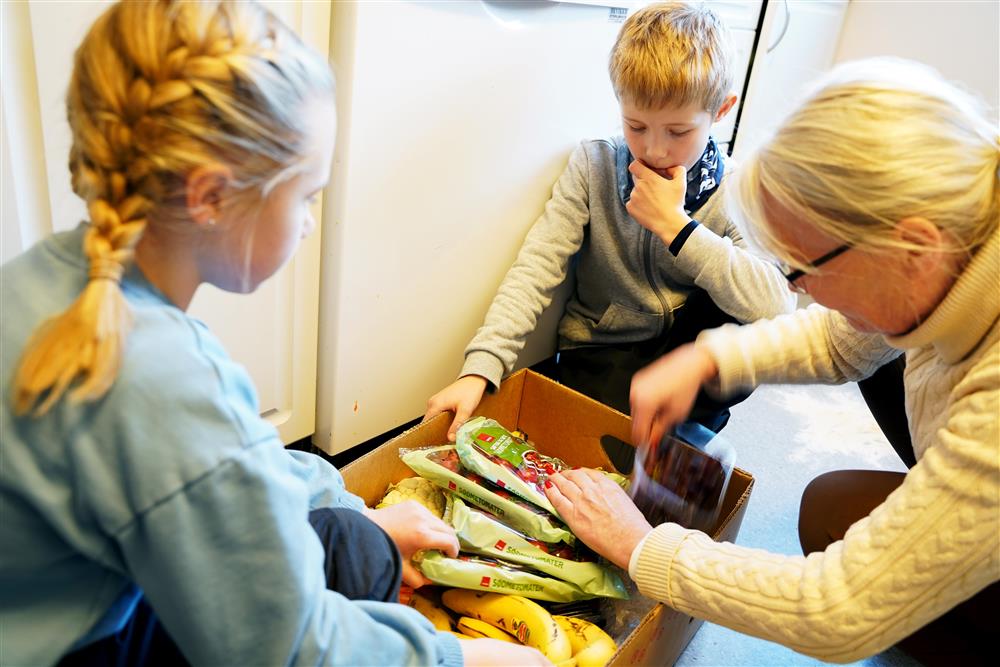 Miljøprisen 2021 går til Gomalandet SFO. Even Totev og Tale Langaas er sammen med Berit Ulriksborg på kjøkkenet og sjekker dagens fruktkasser - Klikk for stort bilde