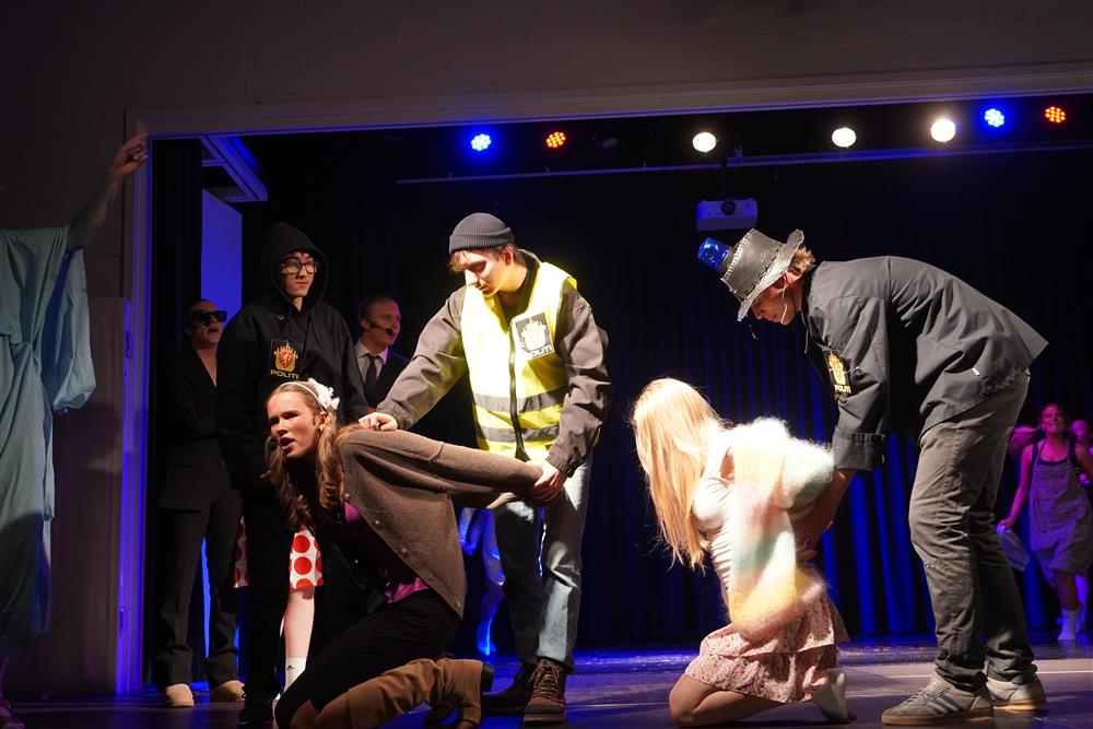 10b fremførte Annie på scenen - Klikk for stort bilde